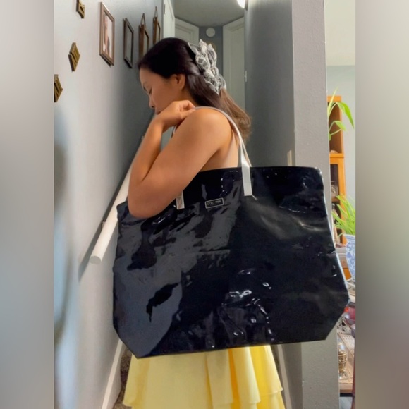 Jimmy Choo Parfums Black Patent XL Tote Bag - Picture 4 of 14